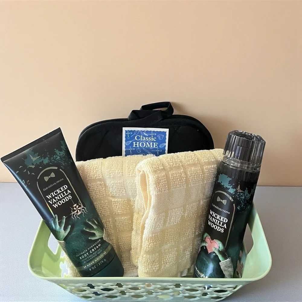 7 PC Bath & Body Works Gift‎ Basket Body Cream Mist Kitchen Towels Potholders